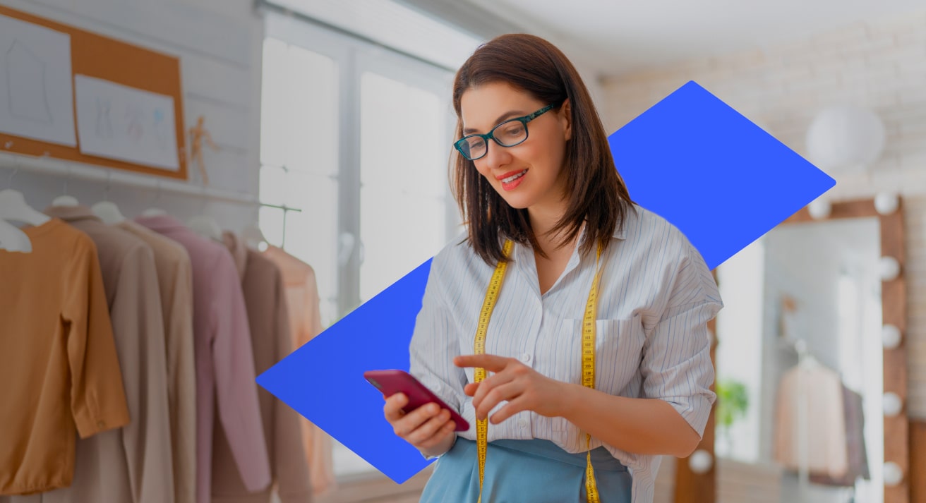 Profissional usando celular em ambiente comercial, ilustrando rotinas empresariais e acesso digital do Gerenciador Financeiro BB